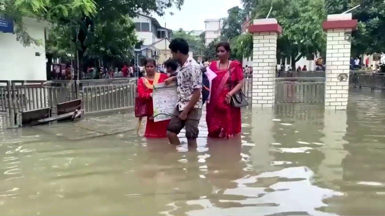 India: Inundaciones azotan hospital y centro de negocios