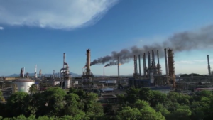 Petróleo sube; Hormuz cerrado; caen acciones de EE. UU.