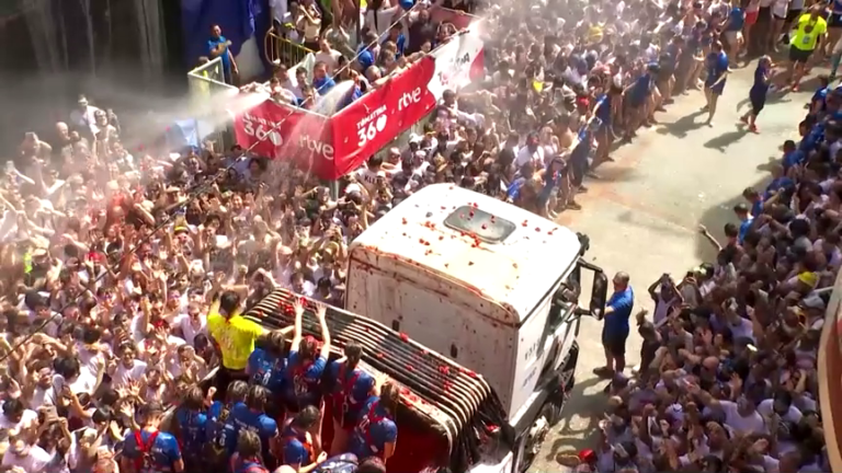 La Tomatina de España tiñe las calles de rojo