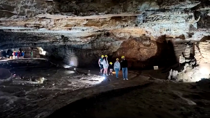 Cueva Vjetrenica en Bosnia ofrece refugio del calor extremo