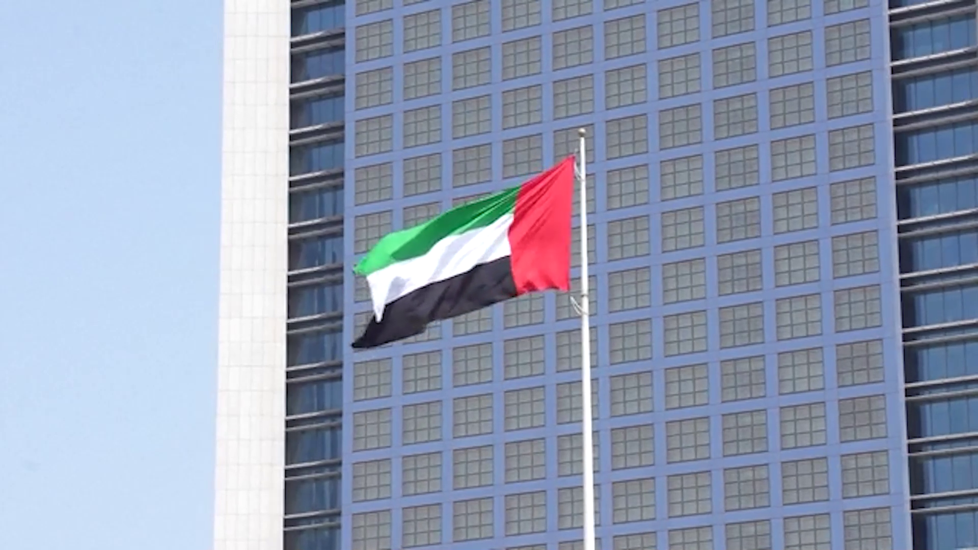 EAU suspende el comercio con Irán tras una alerta por misiles