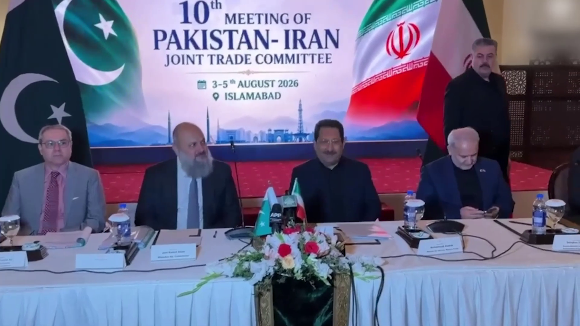 Irán y Pakistán firman un nuevo acuerdo comercial