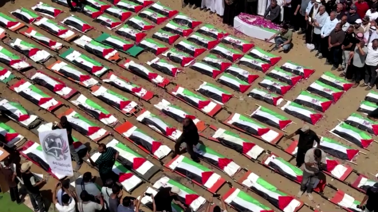 Gaza entierra a 112 miembros de una familia tras ataque de 2023