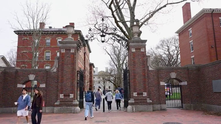 EE. UU. busca limitar pasantías para estudiantes extranjeros