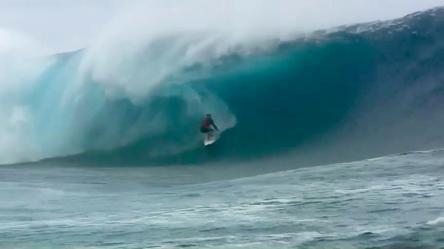Kelly Slater avanza en el Tahiti Pro de surf