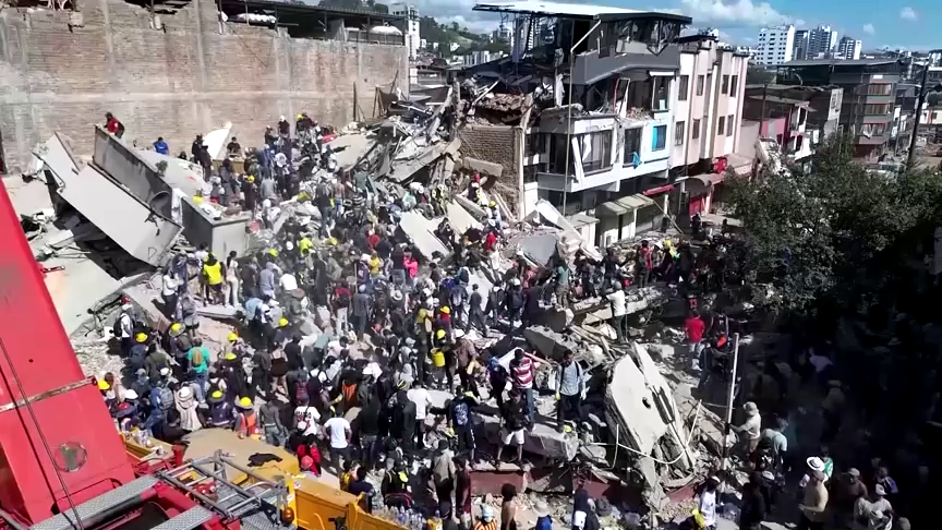 Rescatan a sobreviviente de terremoto en Colombia
