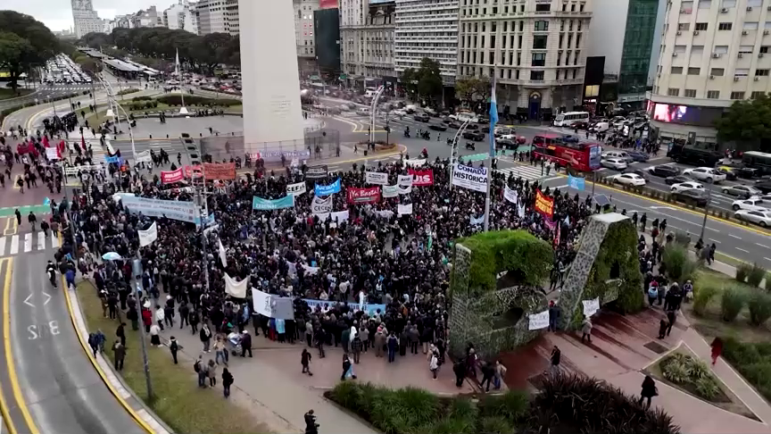 Científicos argentinos se movilizan contra recortes de Milei