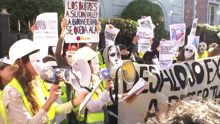 Argentinos protestan por influencia de Thiel y lazos con Milei