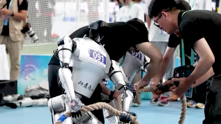 Robots humanoides compiten en fuerza en Pekín