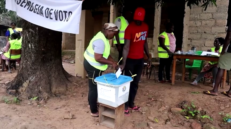 Guinea-Bissau aprueba constitución que amplía poder presidencial