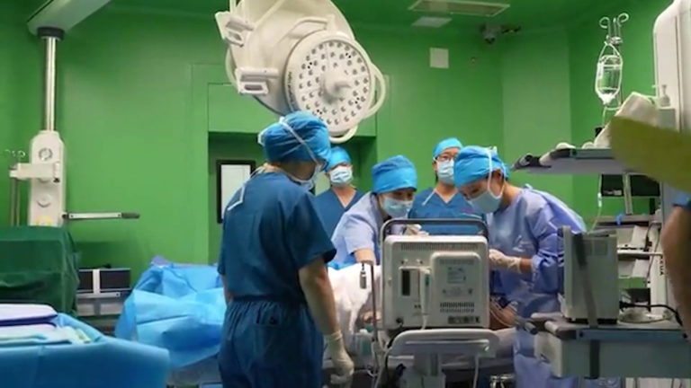 Buque hospital chino da la bienvenida a un bebé en Mauritania