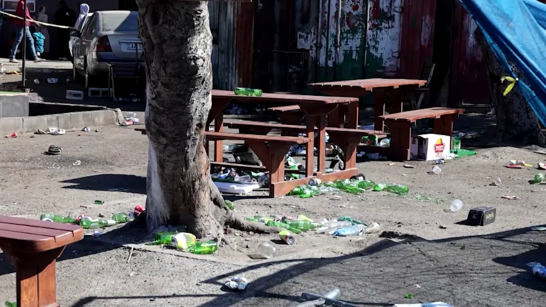 Sudáfrica busca a sospechosos tras tiroteo en taberna