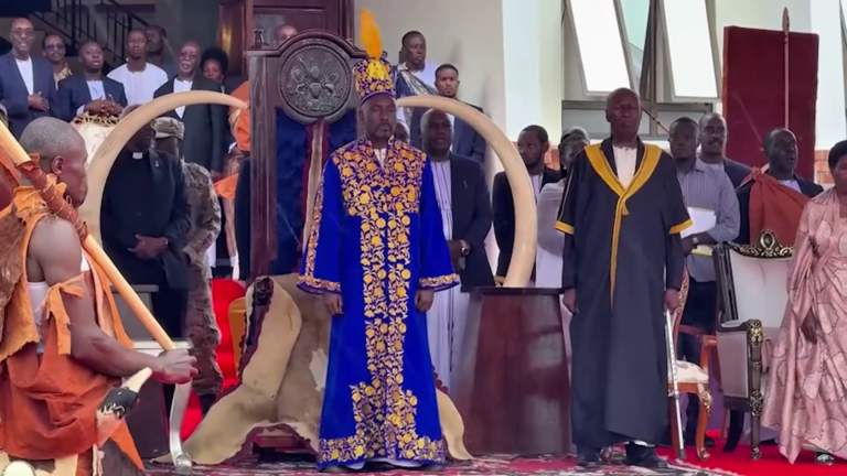 Reino de Tooro en Uganda corona a nuevo rey