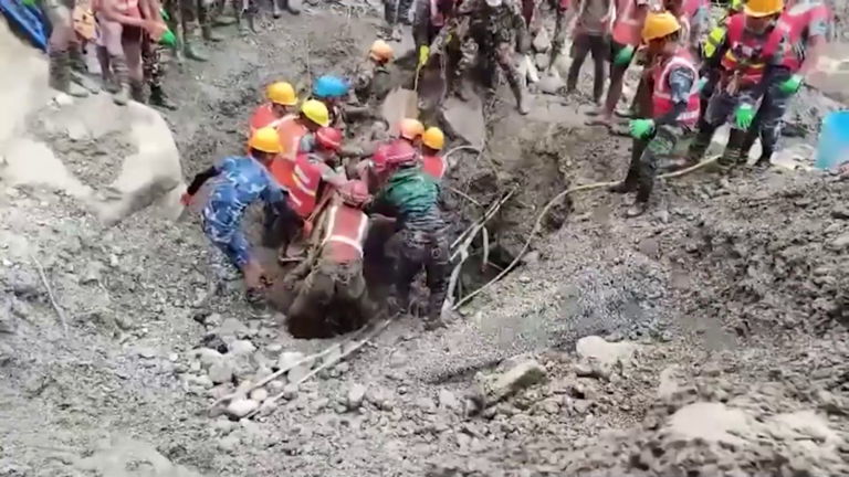 Rescatan a trabajadores de túnel en Nepal
