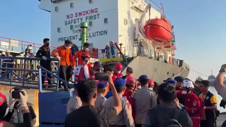 Indonesia busca a 129 desaparecidos tras naufragio