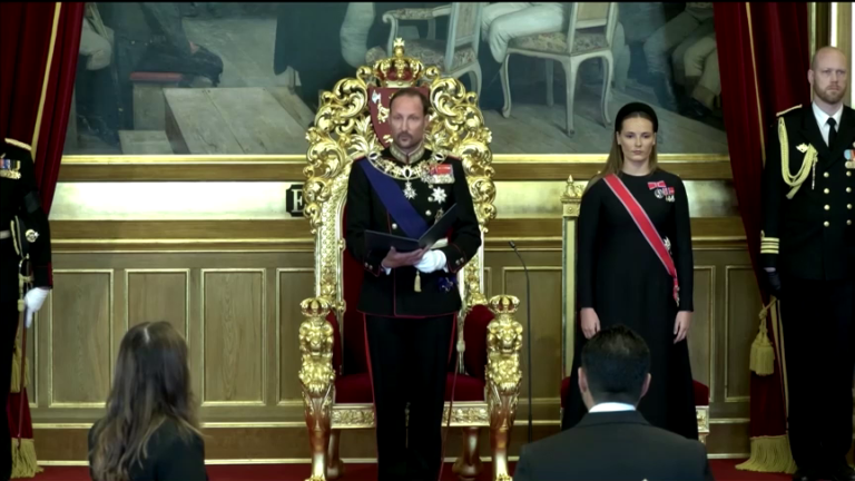 El rey Haakon jura lealtad ante el parlamento de Noruega