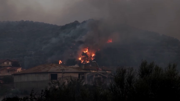 Albania lucha contra intensos incendios costeros