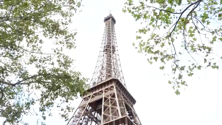 La Torre Eiffel reabre tras huelga de personal