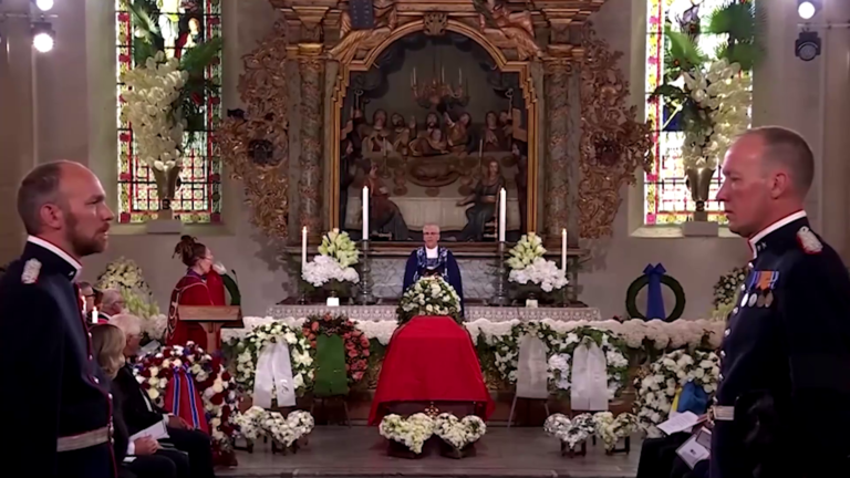 Familia Real Noruega saluda al público tras funeral