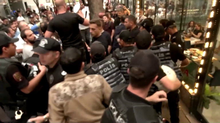 Policía turca dispersa protestas LGBTQ+ en Ankara