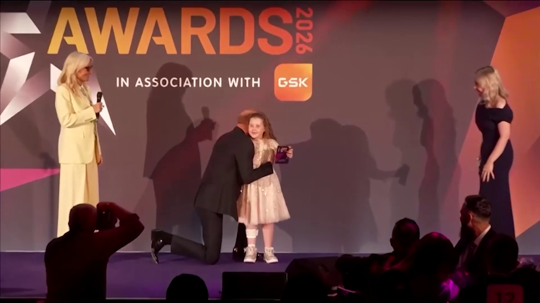 El Príncipe Harry rinde homenaje a niños enfermos del Reino Unido