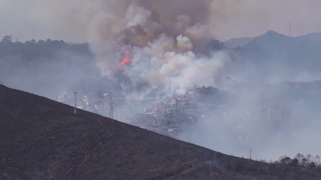 Incendio en Benahavís hiere a tres y evacúa a cincuenta