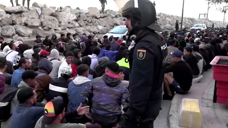 España traslada migrantes de playas de Ceuta