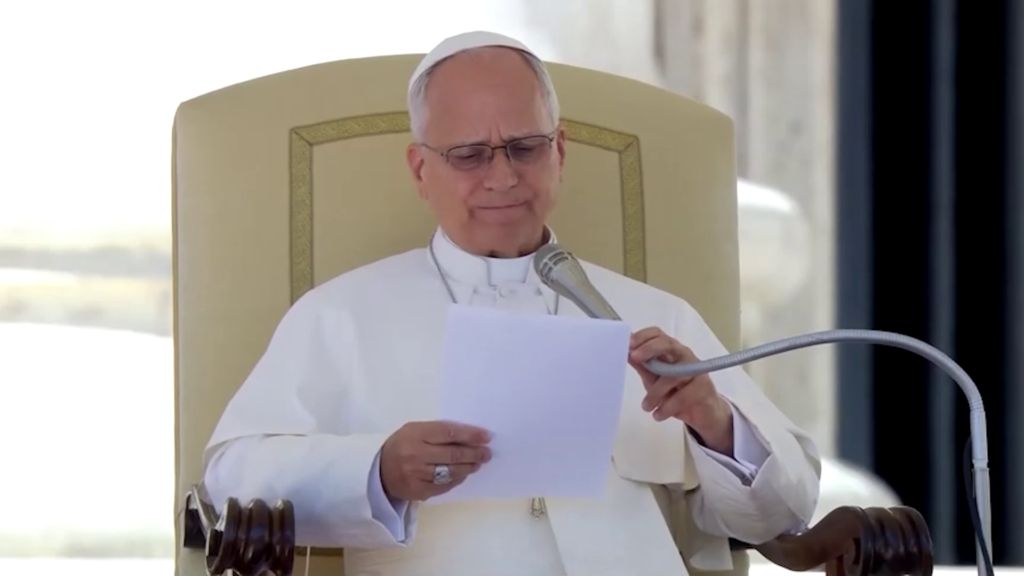 Papa León del Vaticano pide acción global por niños migrantes