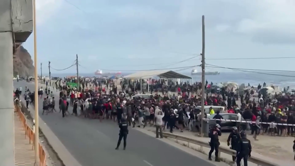 La policía despeja campamentos de migrantes en Ceuta