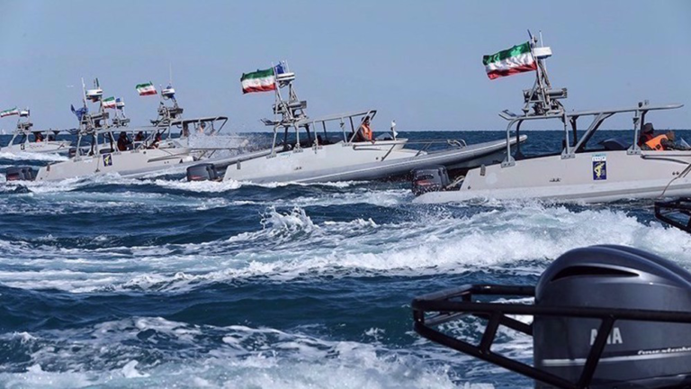Irán ataca buques estadounidenses en Ormuz