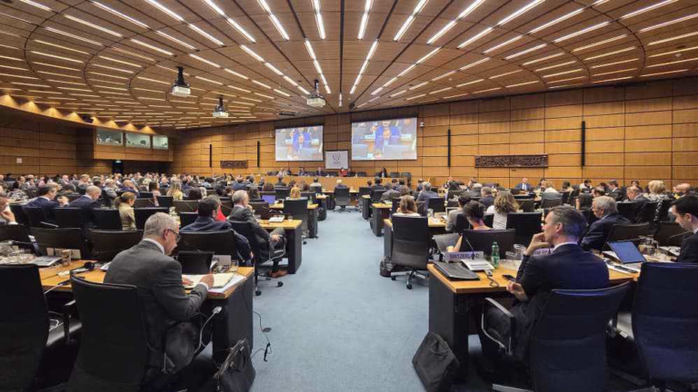 Irán condena la remisión nuclear al OIEA