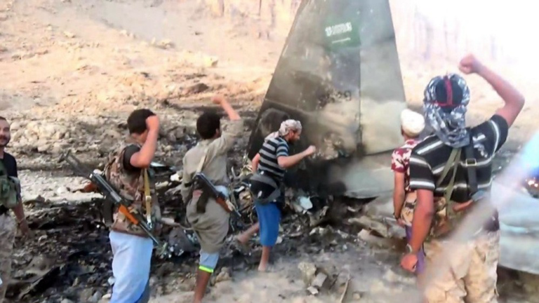 Restos de caza F-15 saudí en video Houthi