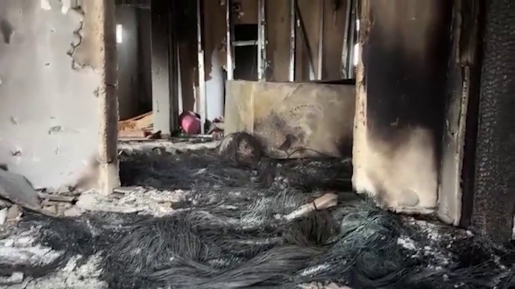 Más de cien colonos asaltan e incendian aldea palestina