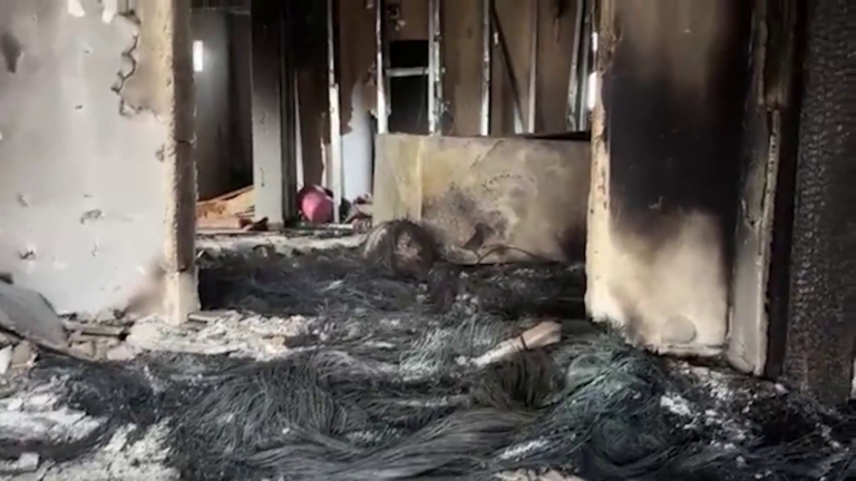 Más de cien colonos asaltan e incendian aldea palestina