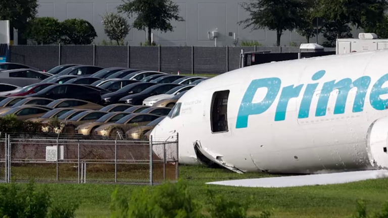 Avión de carga de Amazon se estrella en aeropuerto de Miami