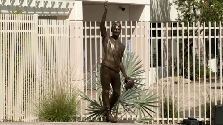 Vandalizan estatua de Charlie Kirk en Phoenix
