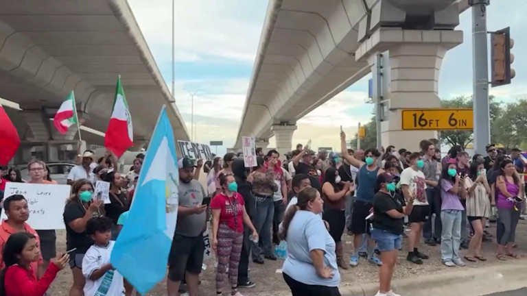 Agente federal dispara a hombre en Austin, desata protestas