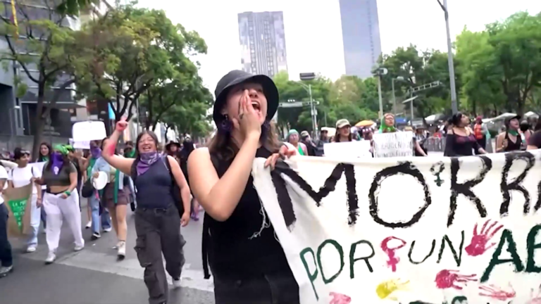 Mujeres en Ciudad de México marchan por aborto legal