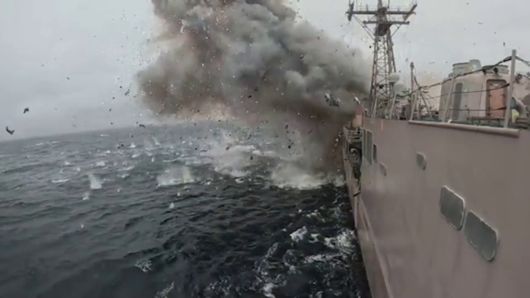 La Marina de EE. UU. hunde buque de guerra con misil SM-6