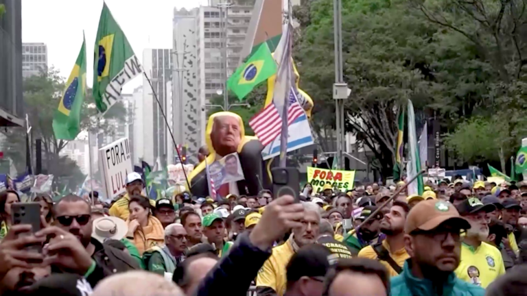Brasileños se movilizan por Bolsonaro en reñida contienda