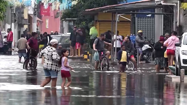 Lluvias récord sumergen barrios de São Paulo, causando colapsos