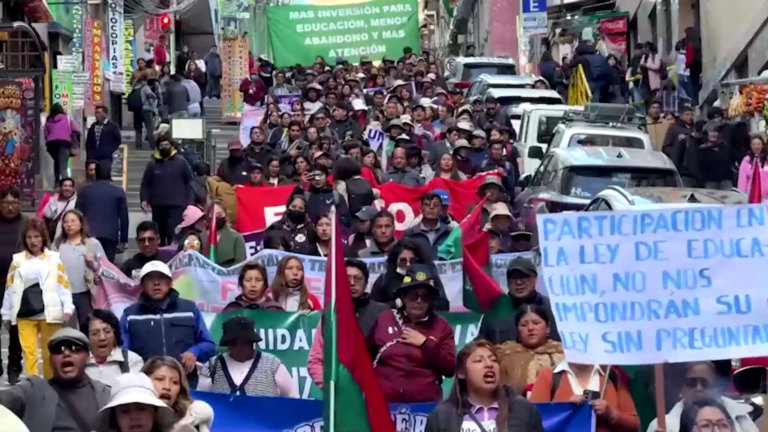 Maestros bolivianos desafían emergencia por costo de vida