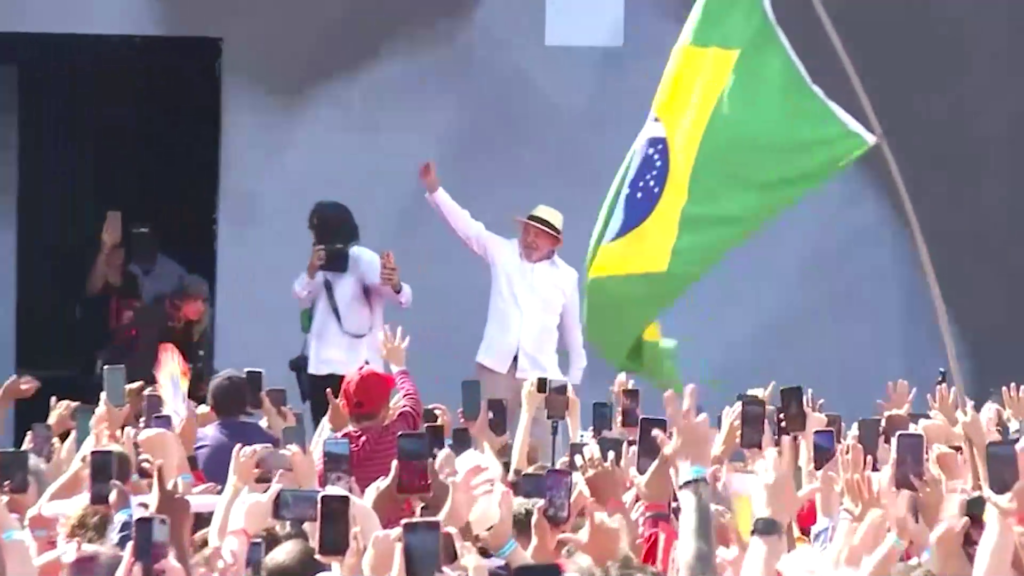 Lula de Brasil busca reelección en apretada contienda