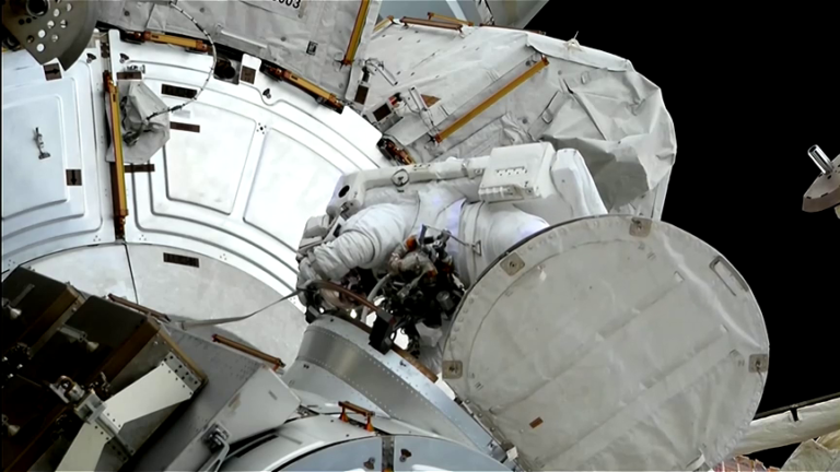 Astronautas de NASA y ESA completan caminata espacial