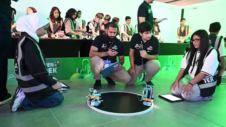 Estudiantes de Kuwait exhiben innovaciones tecnológicas