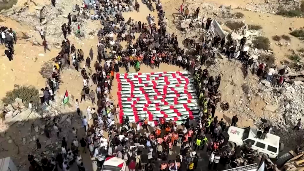 Gaza celebra funeral masivo por 105 palestinos