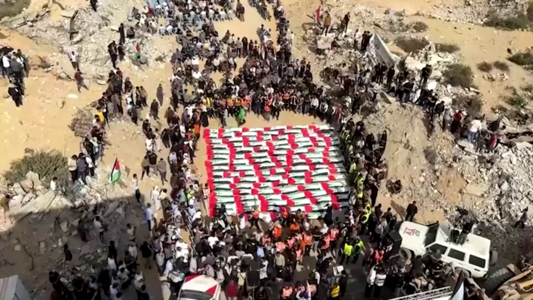 Gaza celebra funeral masivo por 105 palestinos