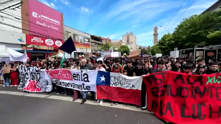 Estudiantes chilenos protestan recortes al presupuesto educativo
